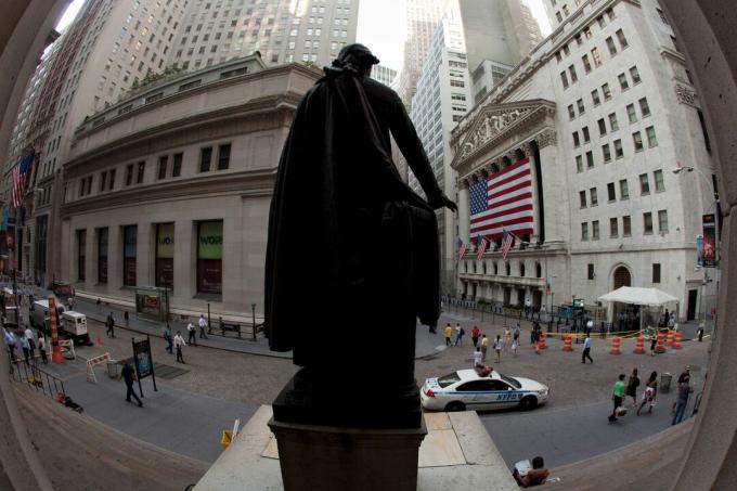 Colonnade'yi kapsayan büyük bir ABD bayrağının arkasında, New York Menkul Kıymetler Borsası cephesi, Wall Street'teki George Washington'un bir heykeli tarafından izleniyor.