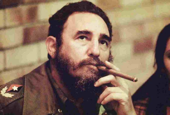 Fidel Castro 1977 dolaylarında Küba Havana'daki ofisinde bir puro içiyor.