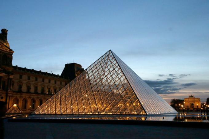 Louvre Piramidi IM Pei tarafından