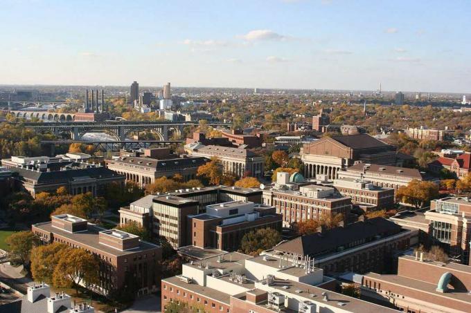 East Bank'tan Minnesota Üniversitesi kampüsü.