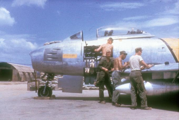 Yan panel kaldırılmış bir F-86 Sabre ile birlikte zırhlar.