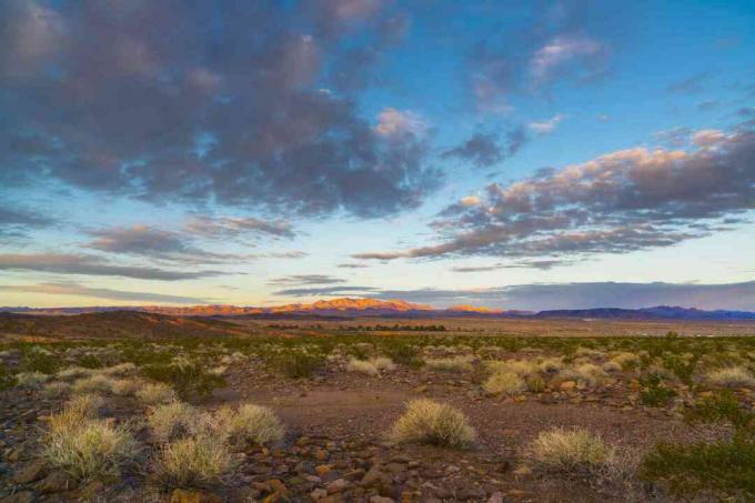 Nevada gibi çöl manzaraları üzerinde kıta tropik hava formları