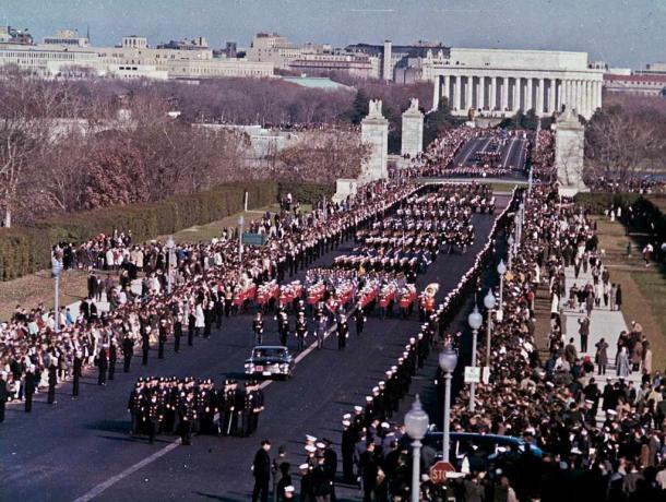 Başkan John F.'nin Cenaze Töreni Kennedy Memorial Köprüsü üzerinde haçlar