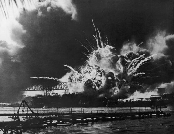 ABD Deniz Üssü, Pearl Harbor, Hawaii'de patlayan USS Shaw'un bir görünümü,