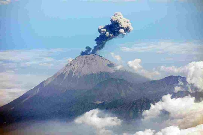 Endonezya'daki Semeru Volkanı aktif bir stratovolkan.