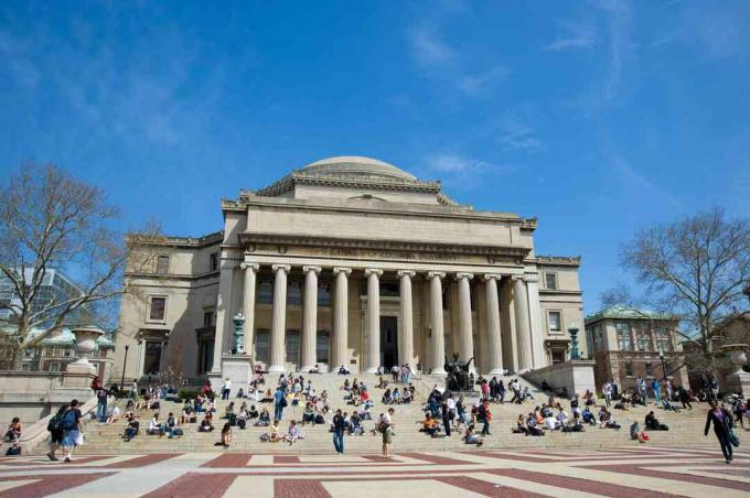 Columbia Üniversitesi Kütüphanesi Önündeki Öğrenciler, Manhattan, New York, ABD