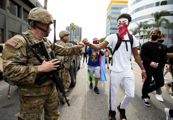 George Floyd'un 2 Haziran 2020'de Los Angeles, Kaliforniya'da ölümüne cevaben yürüyüş sırasında bir göstericinin yumruğu Ulusal Muhafızlardan birine çarptı.