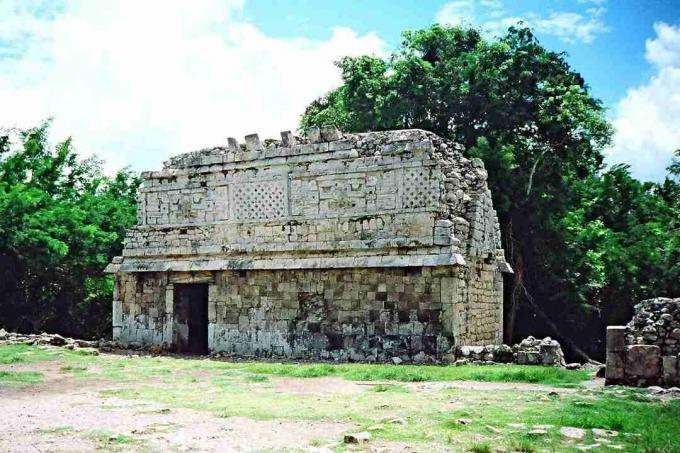 Chichén Itzá'da Puuc tarzında iyi korunmuş bir Maya evi