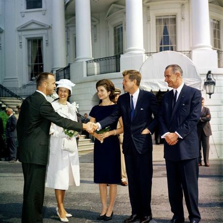Astronot Alan Shepard, eşi Louise, Başkan John F. ile görüştü Özgürlük 7 uçuşundan sonra Kennedy, Jacqueline Kennedy ve başkan yardımcısı Lyndon Johnson.