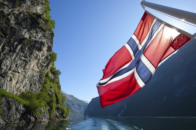 Geiranger Fiyordu, Norveç'te feribotta Norveç bayrağı