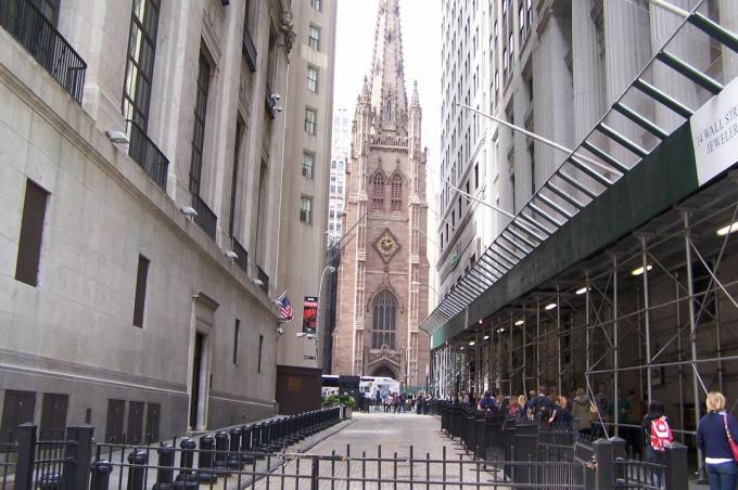 NYC'deki Wall Street'ten batıya Trinity Kilisesi'ne bakın - güvenlik bir sanattır