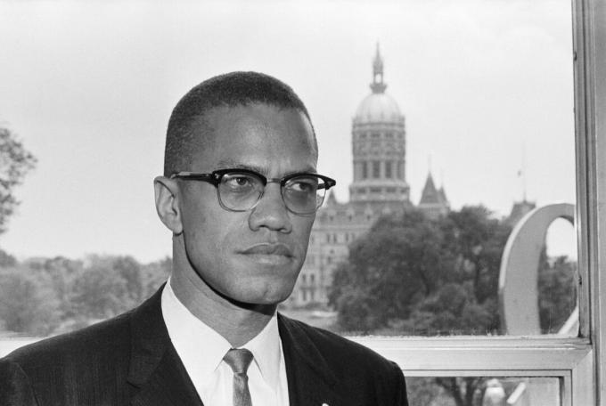 Connecticut Capitol Binasının Önündeki Malcolm X