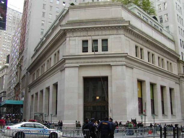 Wall Street ve Broad Street'in köşesinde bulunan J.P. Morgan binası.