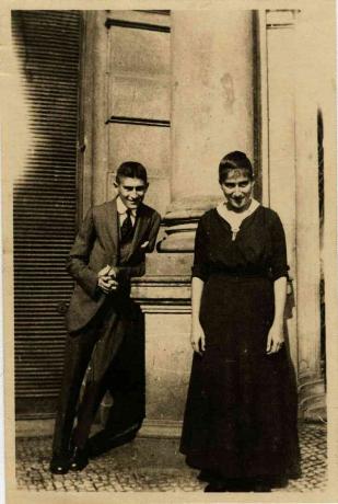 Franz Kafka, kız kardeşi Ottla ile Prag'daki Oppelt Evi'nden önce Sanatçı: Anonim
