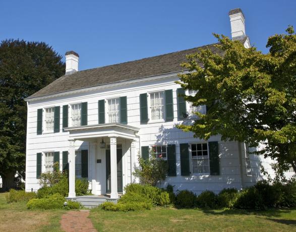 Yeşil panjurlar ile beyaz sömürge çiftlik evi, Corwith House, c. 1850, Long Island