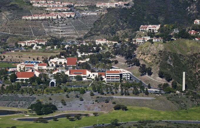 Pepperdine Üniversitesi kampüsünün havadan görünümü, Malibu, California