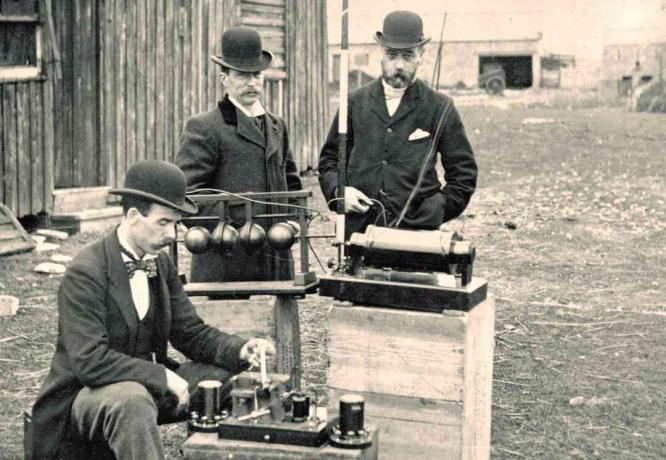 13 Mayıs 1897 Flat Holm Adası'nda bir gösteri sırasında Marconi radyo ekipmanı teftiş İngiliz Postane mühendisleri eski fotoğraf