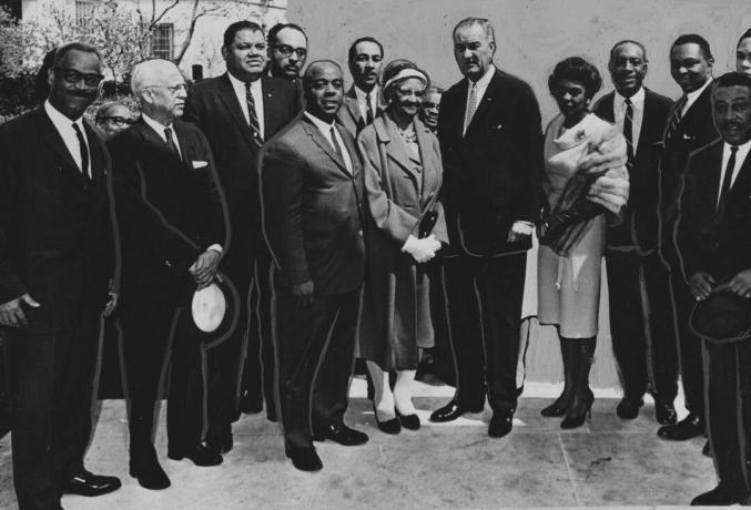 Amerika Birleşik Devletleri Başkanı Lyndon Johnson Yoksullukla Mücadele mevzuatının yönlerini tartışıyor