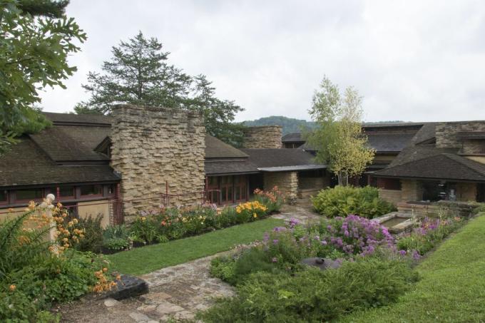 Taliesin bahçeleri ve organik mimarisi, büyük taş baca, Frank Lloyd Wright'ın Wisconsin bölgesindeki bileşiğin yatay yönü