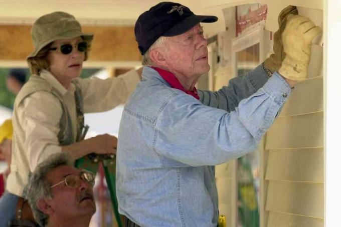 Eski ABD Başkanı Jimmy Carter ve eşi Rosalyn, Georgia, LaGrange'de 10 Haziran 2003'te inşa edilen bir Habitat for Humanity evinin ön cephesine ekleniyor.