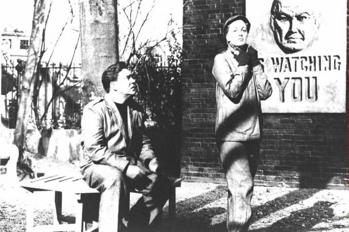 Aktörler Edmond O'Brien ve Jan Sterling, George Orwell'in '1984' romanının film versiyonundan bir fotoğrafta arkasında Big Brother posteri ile.