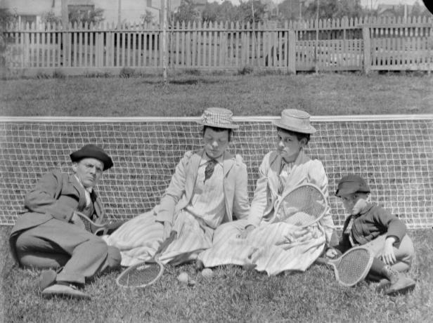Aile bir tenis maçından sonra dinlenir, ca. 1900.