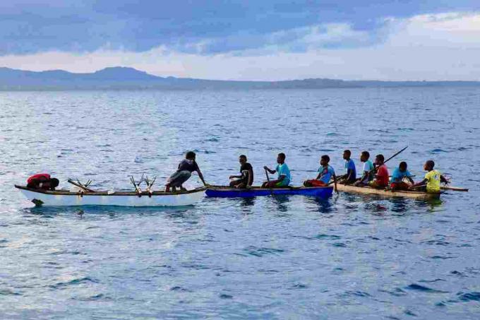 Kuzeybatı Malakula, Vanuatu Kano genç erkekler.