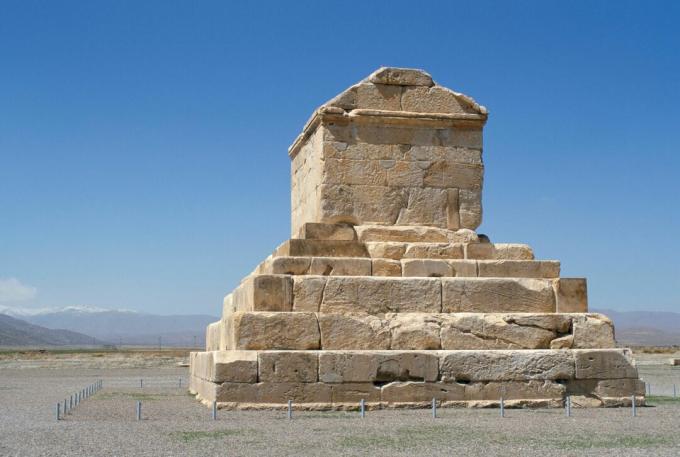 Pasargadae'de Büyük Cyrus Türbesi