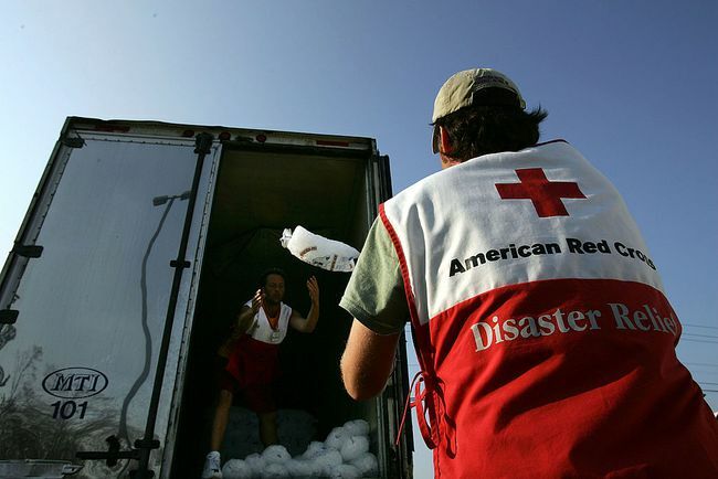 Amerikan Kızıl Haçı'ndaki bir gönüllü, 14 Eylül 2005'te Biloxi, Mississippi'deki Katrina Kasırgası'ndan sonra ihtiyacı olan insanlar için buz torbalarını boşaltıyor.