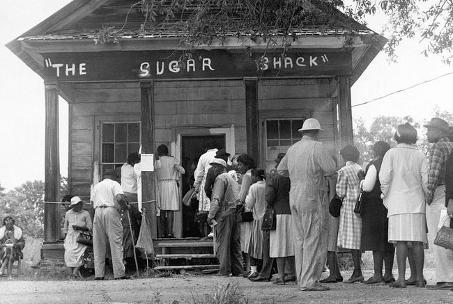 Alabama, Wilcox County kırsalında ilk kez oy kullanabilen Afrikalı Amerikalı seçmenler, 1965'te federal oy hakları yasasının kabul edilmesinden sonra bir sandık merkezinin önünde sıraya girdiler.