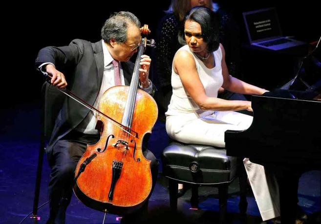 Çellist Yo-Yo Ma'ya eşlik eden eski ABD Dışişleri Bakanı Condoleeza Rice'ın fotoğrafı