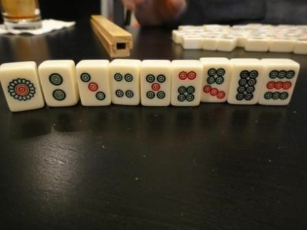 Taşlar bir masaya ayakta standart bir Mahjong fayans kümesi uygun.