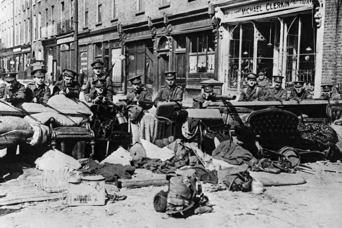 Dublin'de yükselen 1916 Paskalya sırasında İngiliz birliklerinin fotoğraf