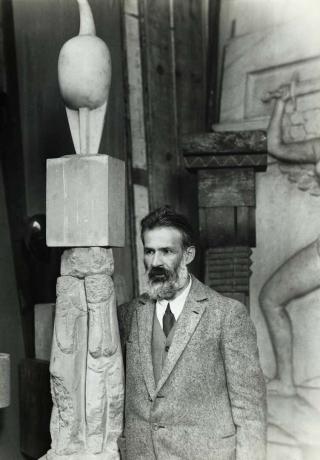 Konstantin Brancusi heykel ile
