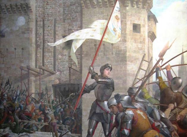 Joan of Arc askerlerin önünde beyaz ve altın bayrak sallayarak zırh.