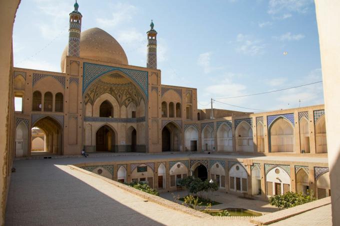 18. yüzyıl Agha Bozorg Camii ve batık avlusu