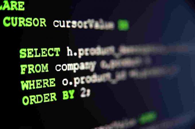 Siyah bir arka plan üzerinde SQL kodu.