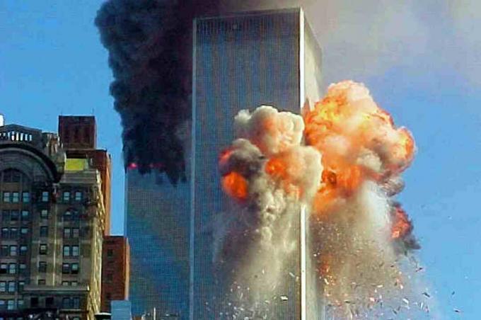 Twin Towers Aflame - 11 Eylül 2001