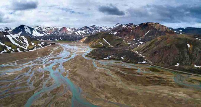 İzlanda'daki Landmannalaugar, riyolit tarafından alınan birçok rengi sergiliyor.