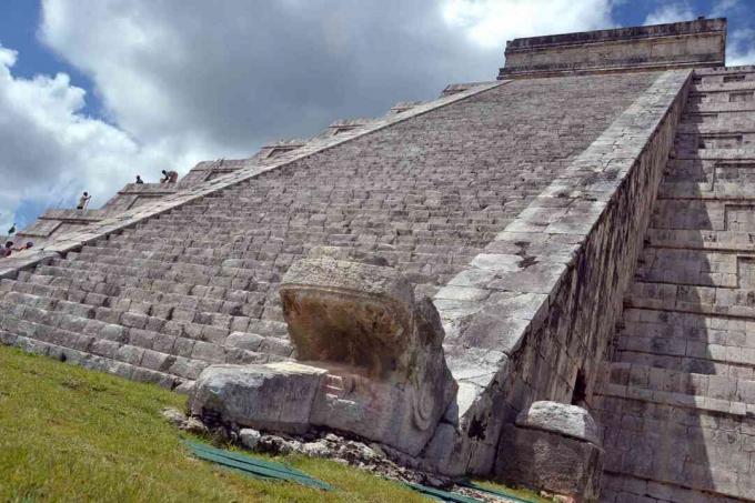 İkonik merdivenlerinin altından el Castillo'ya (Kukulcan) bakmak