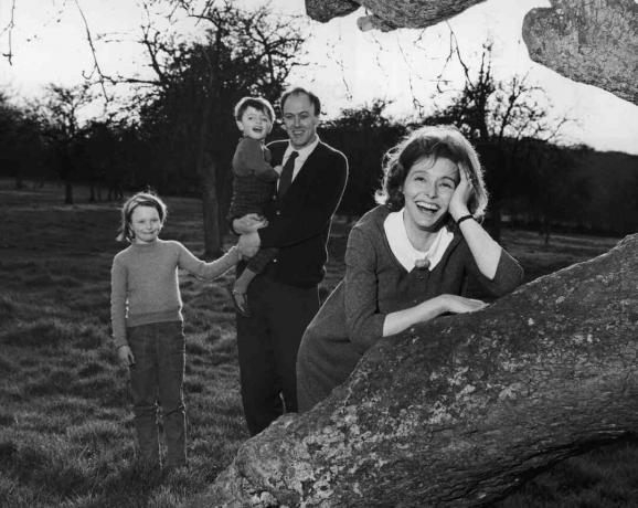 Roald Dahl'ın çocuklarını tutan siyah beyaz fotoğrafı; karısı Patricia Neal ağaca eğilir