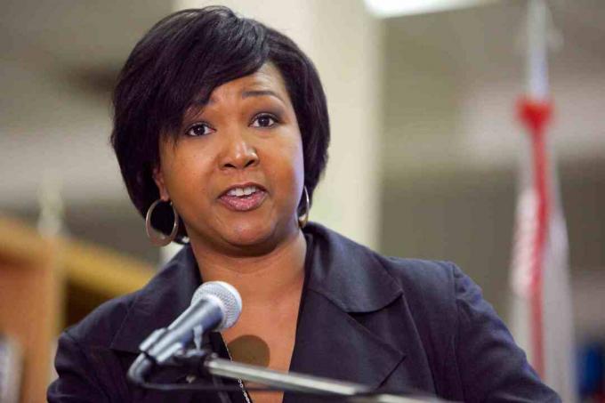 Mae Jemison, Washington, DC'de 19 Mart 2009'da Woodrow Wilson Lisesi'ndeki öğrencilerle konuşur.