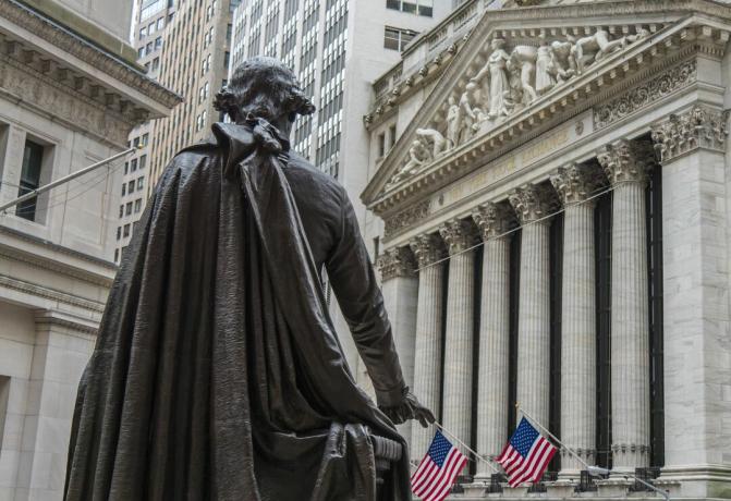 George Washington heykeli New York Borsası Federal Hall Ulusal Anıtı Broad Street üzerinde bina New York Borsası'na doğru görünüyor.