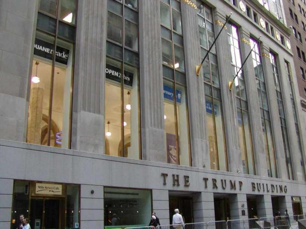 Trump bina sokak düzeyinde, 40 Wall Street.