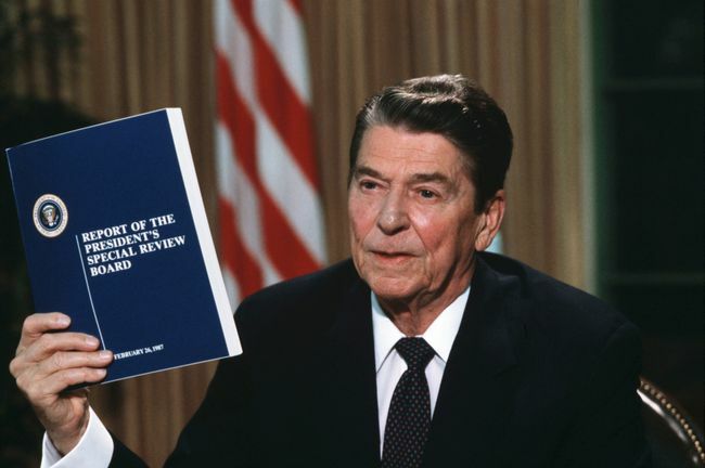 Başkan Ronald Reagan, İran-Kontra skandalı hakkındaki Kule Komisyonu raporunun bir kopyasını elinde tutuyor