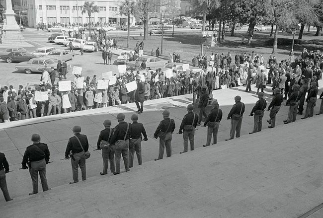 Yaklaşık 700 siyah öğrenci, Orangeburg'daki Güney Karolina Eyalet Koleji'nde öldürülen üç siyah öğrenciyi protesto etmek için Güney Karolina eyalet binasına yürüdü.