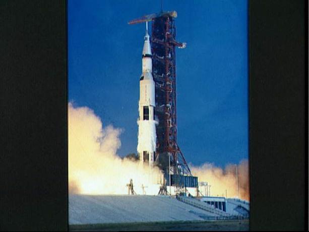 16 Temmuz 1969'da başlatılan 363 metrelik Apollo 11 uzay aracının resmi.