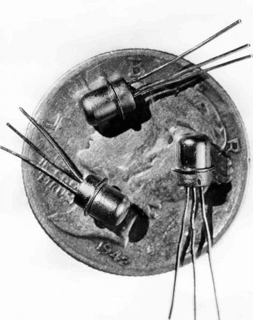 Bir kuruşun yüzünde görülen üç minyatür M-1 transistörünün 1956 tarihli resmi