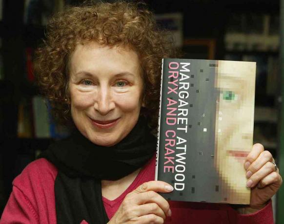 Atwood romanı 'Oryx and Crake'in bir kopyasını hazırlıyor