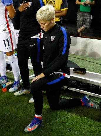 Milli Marşı sırasında diz çökmüş kadın futbol yıldızı Megan Rapinoe fotoğrafı